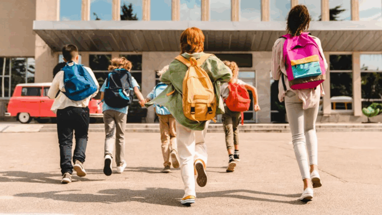 Pediatra entrega cinco consejos fundamentales para afrontar la pubertad en la era de las redes sociales