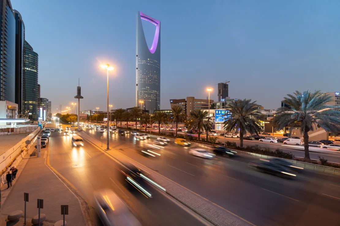 La capital y principal centro financiero de Arabia Saudita, Riad, es conocida por su intenso tráfico. Didier Marti/Moment RF/Getty Images