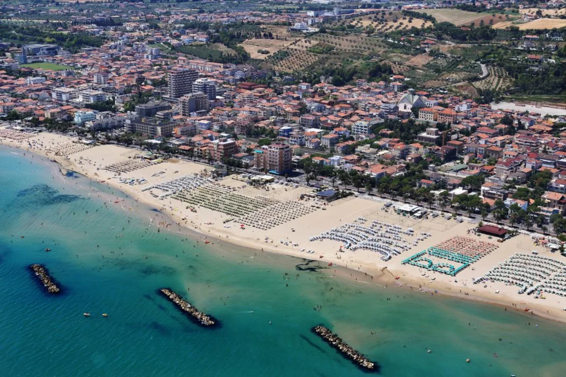 La costa adriática está a una hora en coche de Penne. seraficus/E+/Getty Images