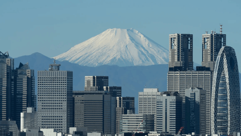 Antes era gratis: Por qué ahora costará 27 dólares escalar el monte Fuji en Japón