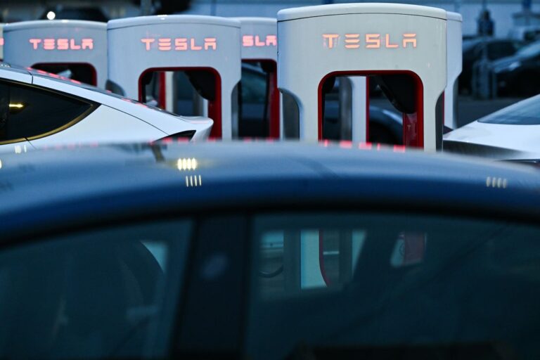 Ferrari, Maserati o Tesla: ¿Cuántos autos de lujo se han vendido en Chile el 2025?