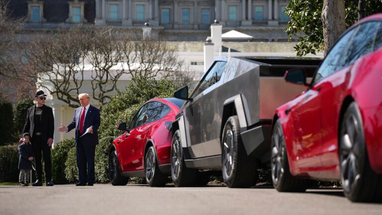Acciones de Tesla tuvieron un alza luego que Trump y Musk modelaran vehículos de la empresa frente a la Casa Blanca
