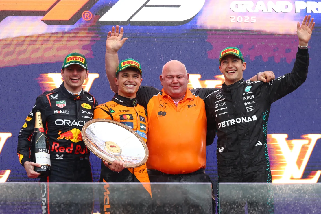 Norris (centro izquierda) terminó por delante de Max Verstappen (izquierda) en segundo lugar y George Russell (derecha) en tercer lugar. Clive Rose/Getty Images