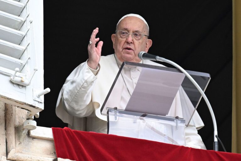 Sigue mejorando la salud del papa Francisco: Se mueve como lo hacía antes y puede ir de la cama al sillón