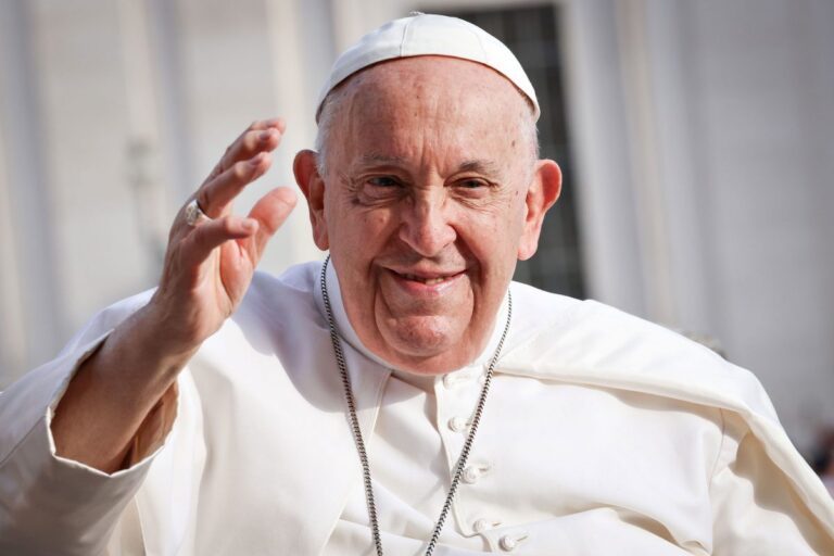 Tras 25 días hospitalizado: Papa Francisco pasó una noche tranquila y continúa descansando