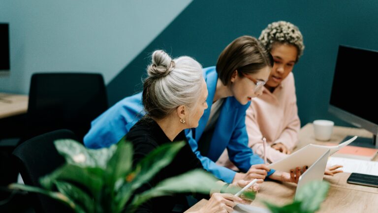 El 15% de los cargos ejecutivos en Chile son ocupados por mujeres: ¿Cómo aumentar su participación en las empresas?