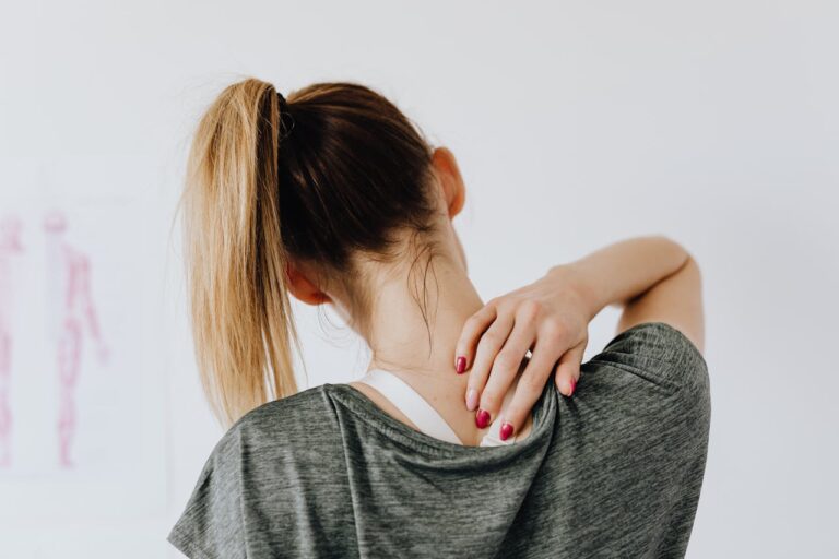 Especialista en traumatología aclara: ¿Qué efectos tiene el uso del celular en el cuello y la columna?