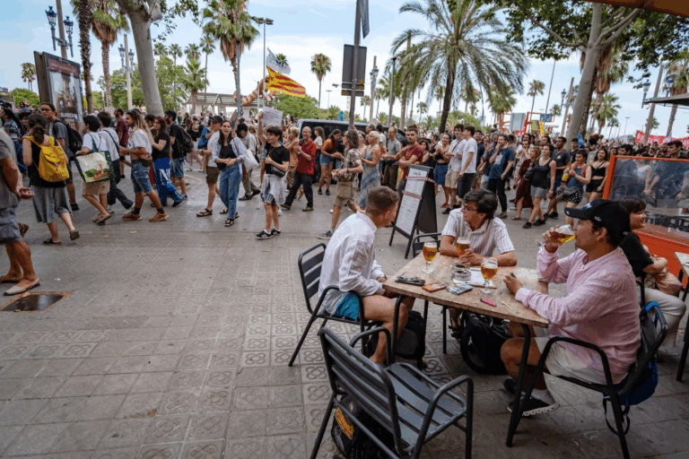 Barcelona finalmente se rebeló contra las multitudes de turistas. Ahora la ciudad enfrenta un problema