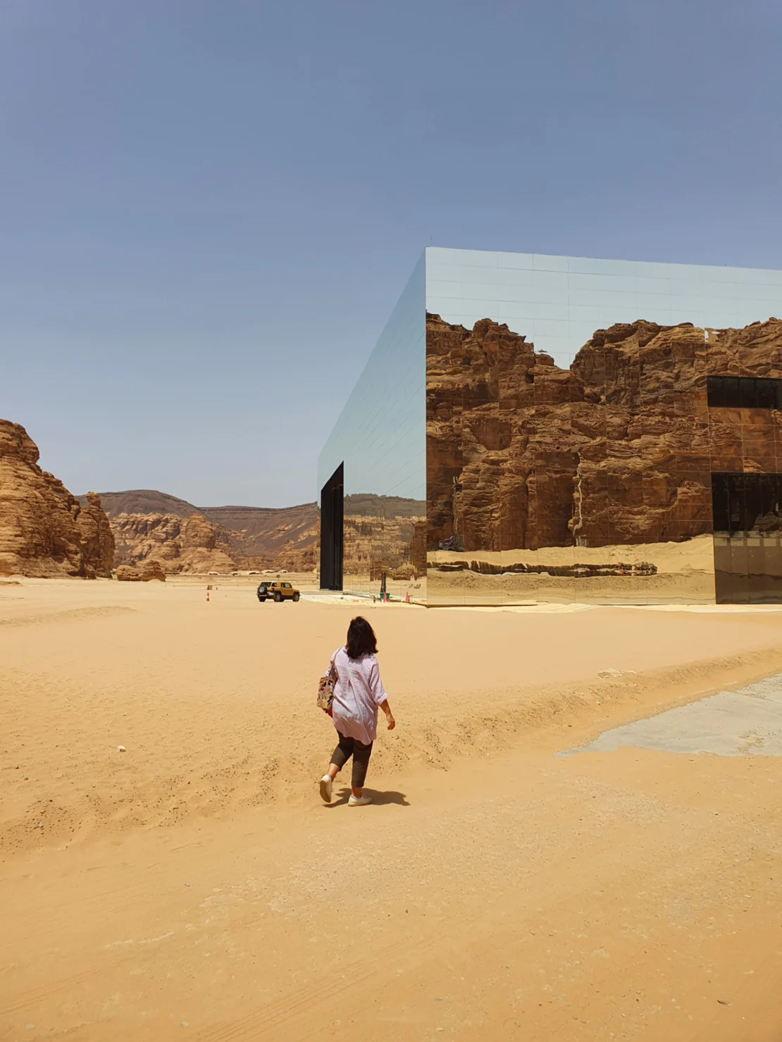 Ulrike Lemmin-Woolfrey durante una visita a Maraya, el edificio cubierto de espejos más grande del mundo, en AlUla, Arabia Saudita. Ian Lemmin-Woolfrey