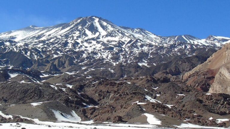 Senapred reporta actividad en el volcán Tupungatito de la Región Metropolitana: Se han registrado una decena de sismos