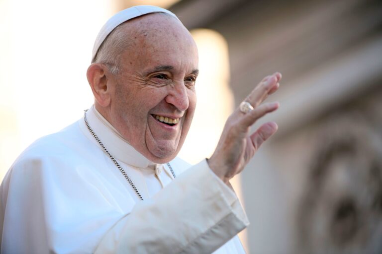 El último símbolo de Francisco: ¿Por qué el anillo papal debe ser destruido tras su muerte?