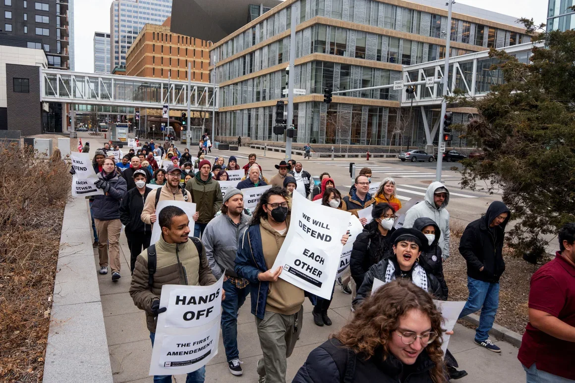 Miembros del sindicato marchan por el centro de Minneapolis el 29 de marzo después de que el estudiante internacional de posgrado de la Universidad de Minnesota, Doğukan Günaydin, fuera detenido por agentes de ICE. Tim Evans/Reuters