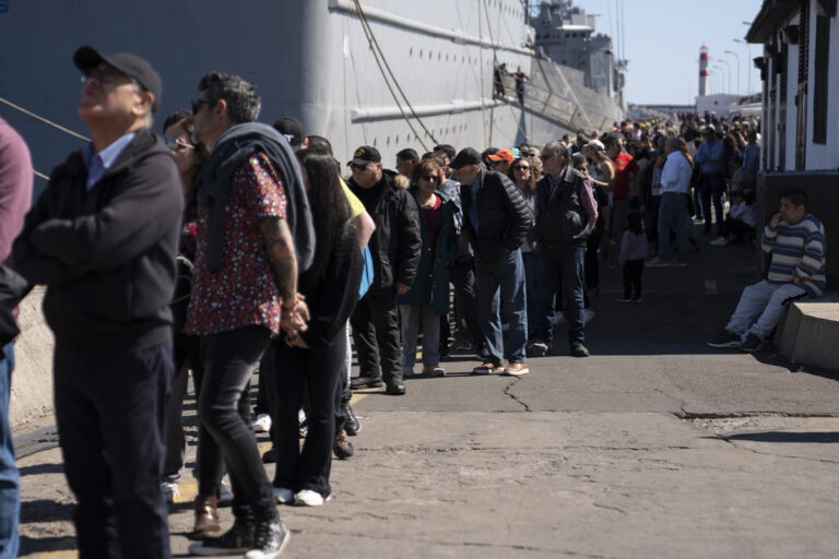 Largas filas en Valparaíso para visitar el buque Elcano, donde viaja la princesa Leonor