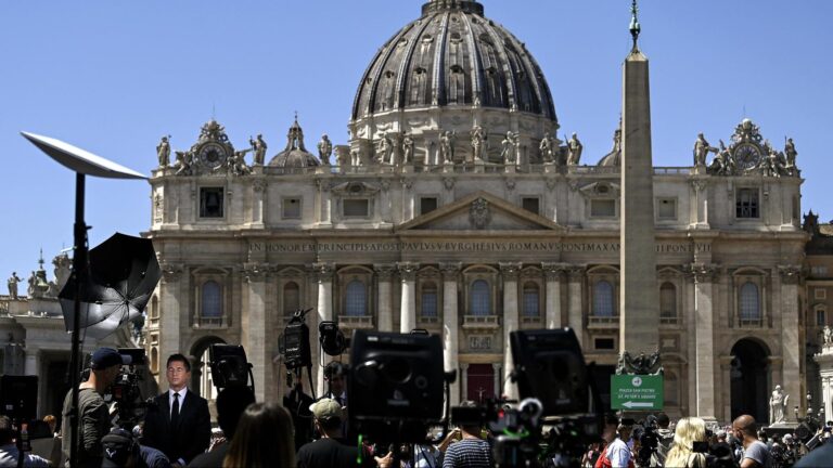 Periodista española intentó hablar con cardenales sobre el cónclave para elegir al sucesor de Francisco: Esto respondieron