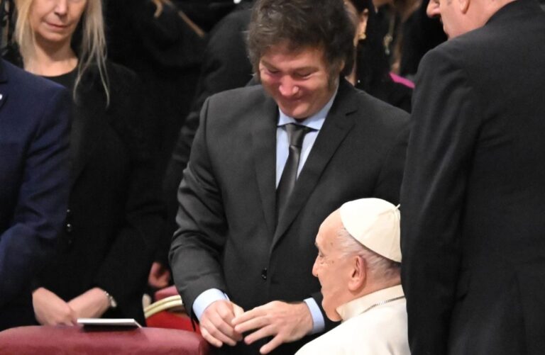 Presidente Javier Milei viajará a Roma para asistir al funeral del papa Francisco