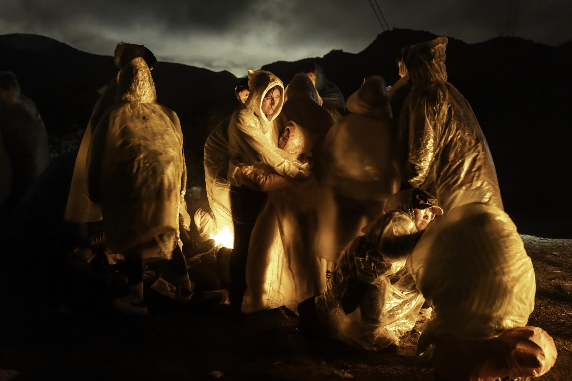 Foto facilitada por la Fundación World Press Photo que muestra la imagen finalista del premio World Press Photo del Año 2025, realizada por John Moore para Getty Images, que muestra a migrantes chinos calentándose bajo una lluvia fría tras cruzar la frontera entre Estados Unidos y México en Campo, California, EE. UU., el 7 de marzo de 2024 (reeditada el 17 de abril de 2025). EFE/EPA/JOHN MOORE / GETTY IMAGES / WORLD PRESS PHOTO FOUND / HANDOUT MANDATORY CREDIT: JOHN MOORE/GETTY IMAGES/WORLD PRESS PHOTO FOUNDATION