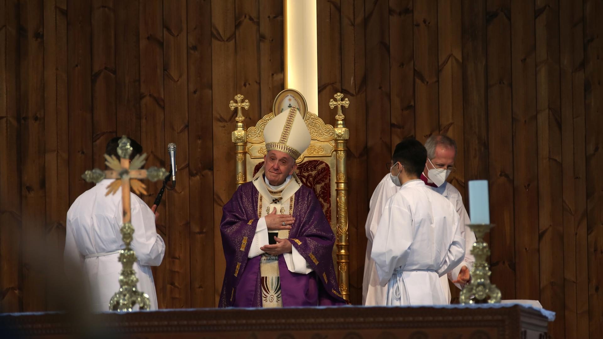 El Papa Francisco oficia una misa en el Estadio de Erbil, Erbil, Kurdistán iraquí, el 7 de marzo de 2021. El Papa Francisco inició el 5 de marzo una visita oficial de tres días a Irak, la primera visita papal a este país afectado durante años por la guerra, la inseguridad y, últimamente, la pandemia del coronavirus COVID-19. (Papa) EFE/EPA/Gailan Haji