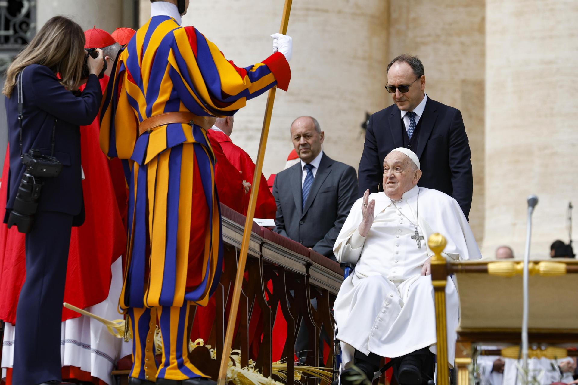 El papa Francisco aparece al final de la Misa del Domingo de Ramos en la Plaza de San Pedro en el Vaticano, el 13 de abril de 2025. EFE/EPA/FABIO FRUSTACI