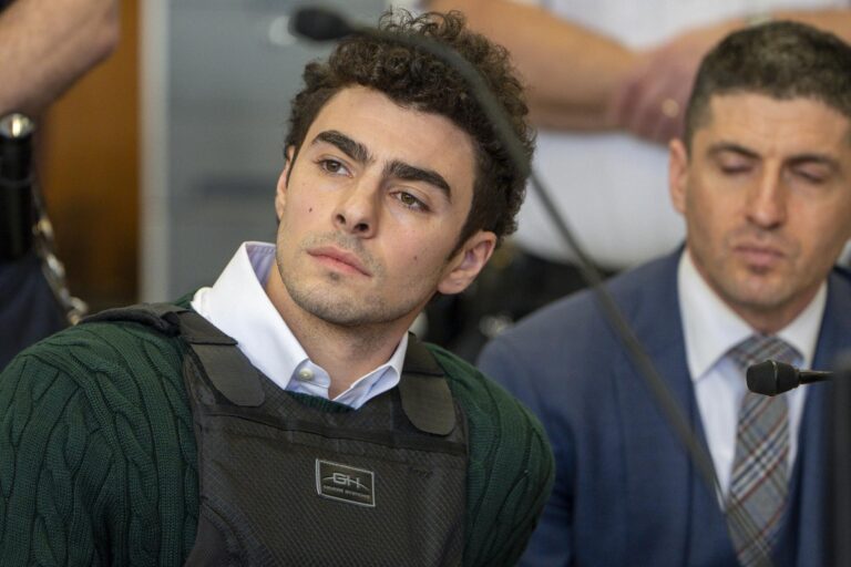 EE.UU. acusa de asesinato premeditado a Luigi Mangione tras haber ejecutado al CEO de UnitedHealthcare