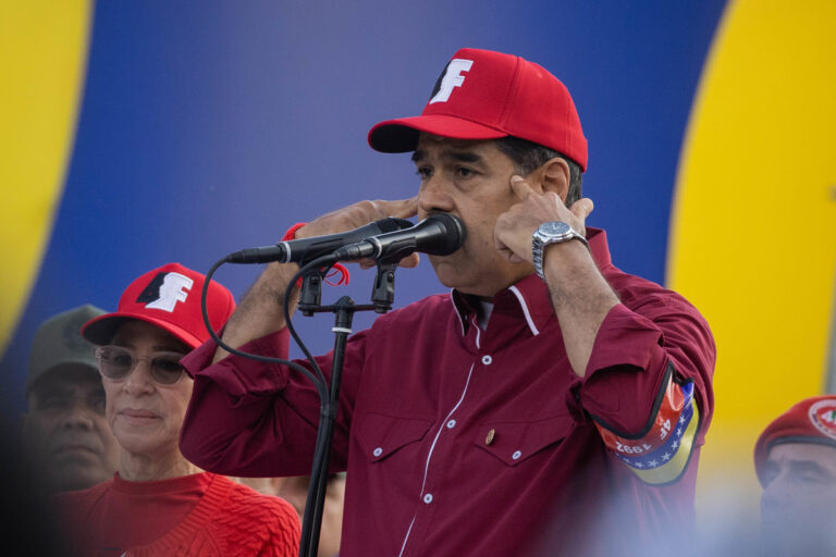 Nicolás Maduro llama “fraude horroroso” a las elecciones en las que se impuso Daniel Noboa en Ecuador