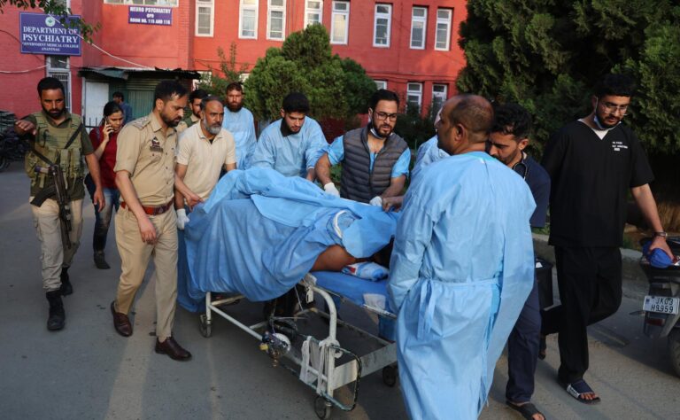 Atentado dejó 26 muertos: Turista graba de casualidad el inicio de un ataque terrorista en Cachemira, India