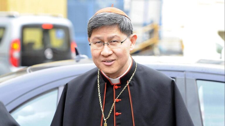 Compite para suceder al Papa: Cardenal filipino se vuelve viral tras ser captado cantando “Imagine” de John Lennon en misa