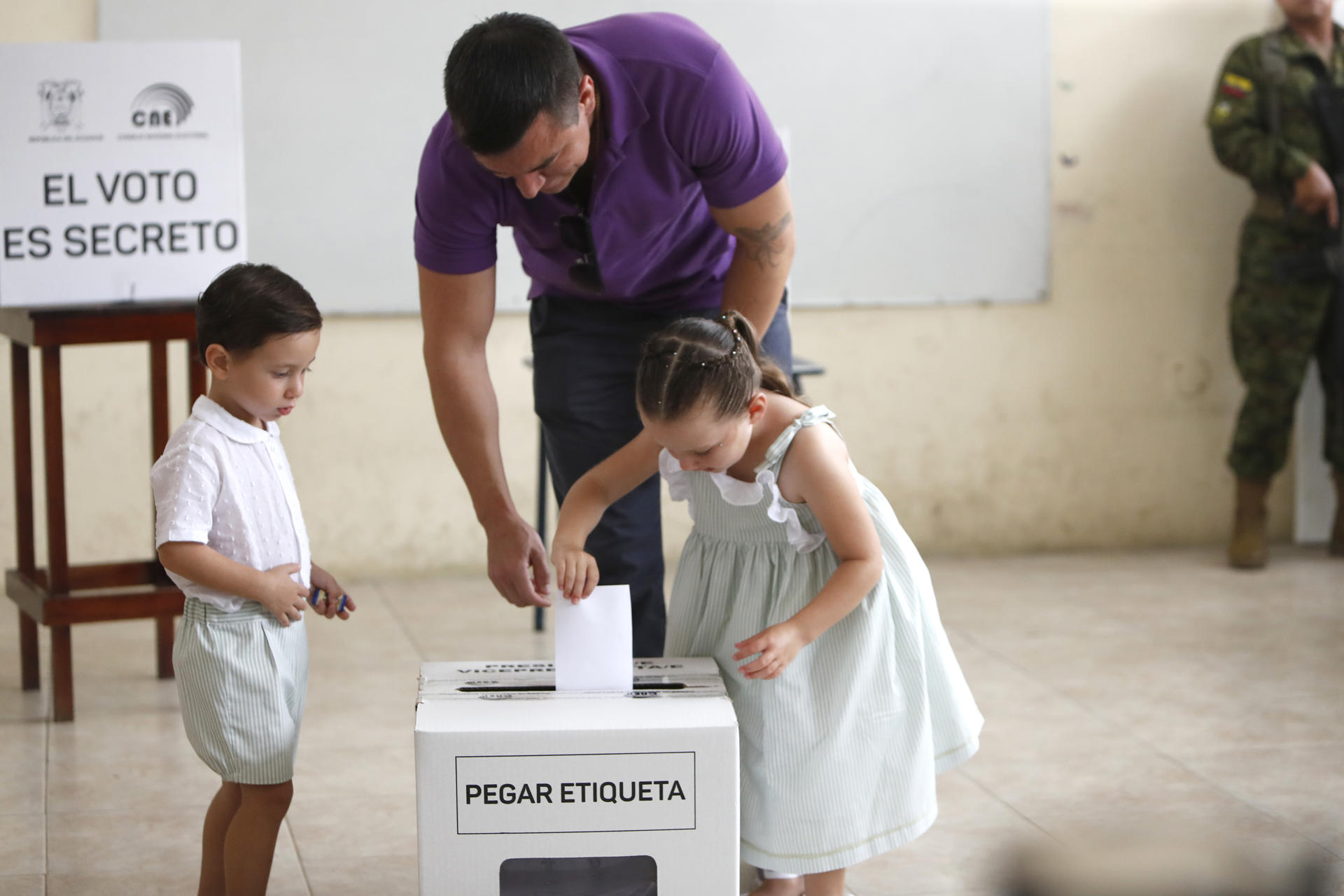 El presidente de Ecuador y candidato a la reelección, Daniel Noboa, vota acompañado de sus hijos, este domingo en Olón (Ecuador). EFE/ Carlos Durán Araújo