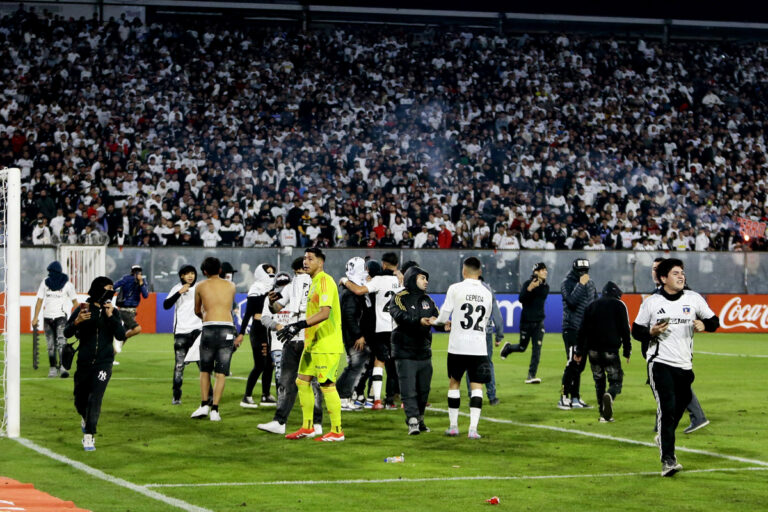 La ANFP anuncia sanciones de hasta 18 años para hinchas que invadieron el Monumental