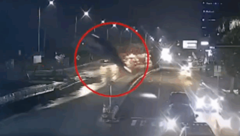 Auto cae desde puente sin terminar tras seguir indicaciones de Google Maps en Indonesia