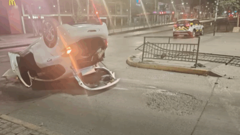 Conductor ebrio choca y vuelca su vehículo en plena Plaza de Maipú: se habría quedado dormido