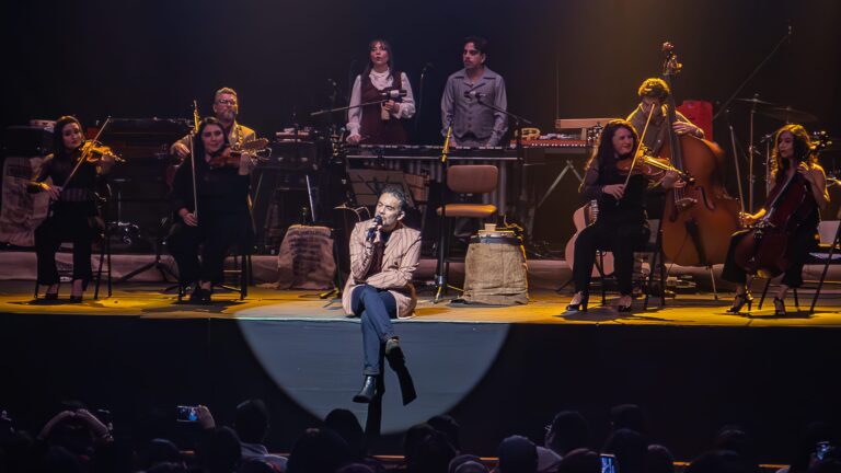 Del Estadio Nacional al susurro de un teatro: Los Bunkers se entregan sin reservas en acústico