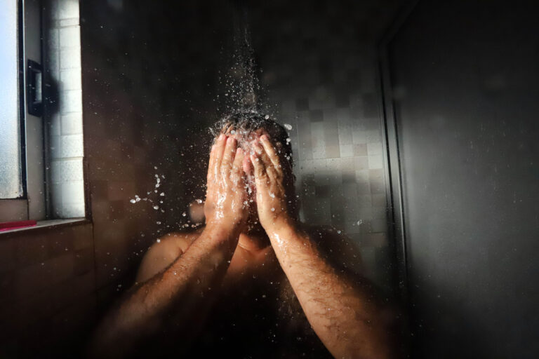 Donald Trump deroga decreto de Biden que limitaba el uso de agua en el baño para que 