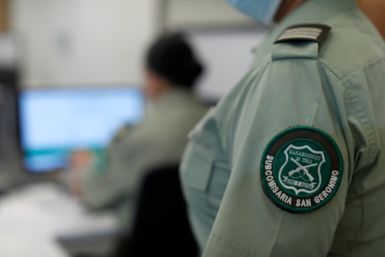 Carabineros busca civiles para trabajar a lo largo de Chile: Algunos sueldos superan los $2 millones