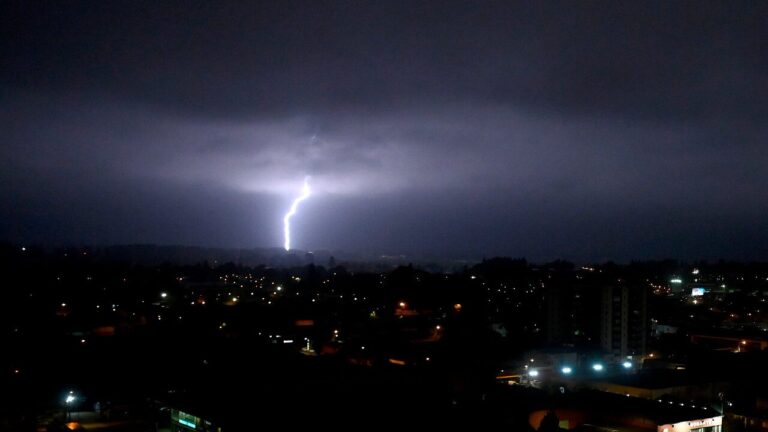 Emiten aviso por posibles tormentas eléctricas en Arica y Parinacota, Tarapacá y Antofagasta: ¿Cuándo sería el fenómeno?