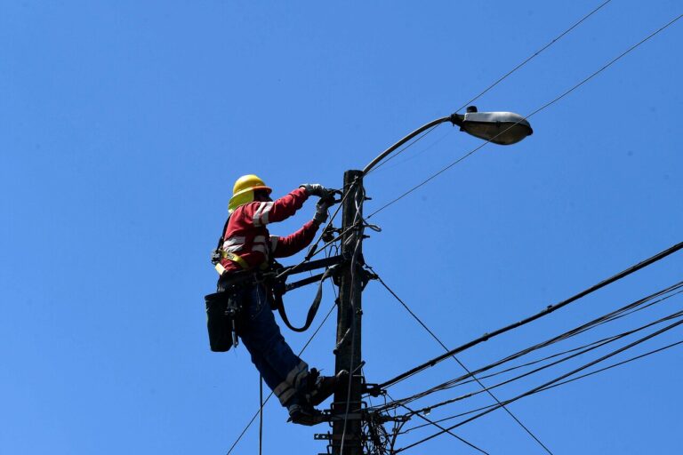 Corte masivo de electricidad afectó a varias regiones de Chile: SEC reportó hasta 100 mil usuarios sin suministro