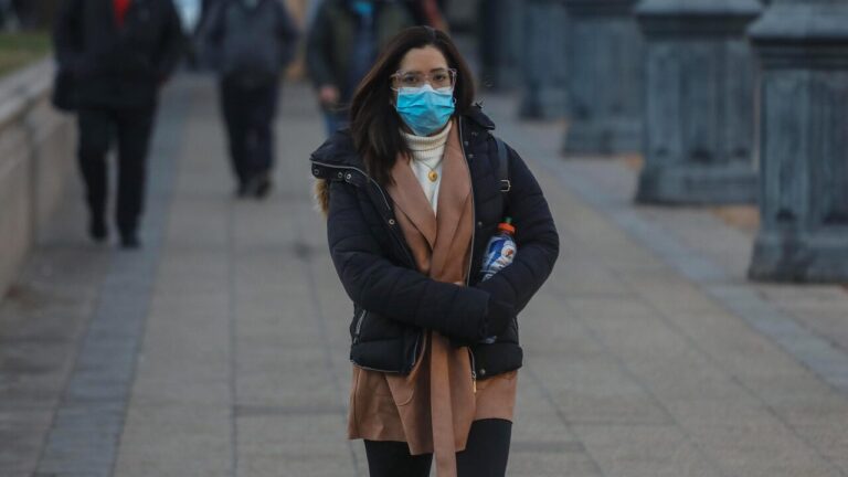 Hoy comienza uso obligatorio de mascarillas en salas de urgencia: ¿Hasta cuándo regirá la medida?