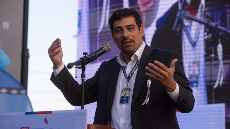 Contraloría auditará a Municipalidad de Cerro Navia tras controversia por viaje del alcalde y jefa de gabinete a Dubai