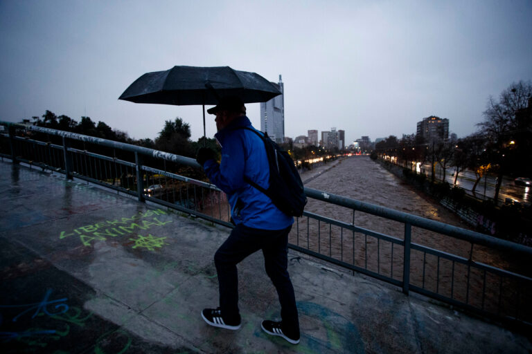 ¿A qué hora lloverá hoy en Santiago? Revisa el pronóstico del tiempo para este viernes en la Región Metropolitana