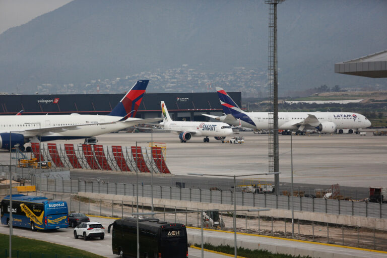 Retoman operaciones en el Aeropuerto de Santiago tras suspensión por presencia de aves