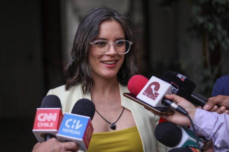 Contraloría descarta irregularidades en gestión de Camila Vallejo como enlace del Gobierno durante megaincendios de Valparaíso