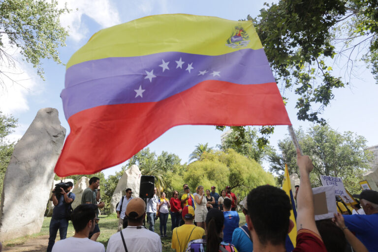 Inmigrantes en Chile llegan al 8,8% de la población nacional, con 1,6 millones de personas: Lideran ciudadanos venezolanos