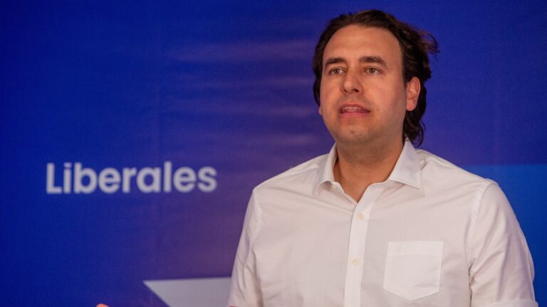 Vlado Mirosevic baja su candidatura presidencial para apoyar a Carolina Tohá