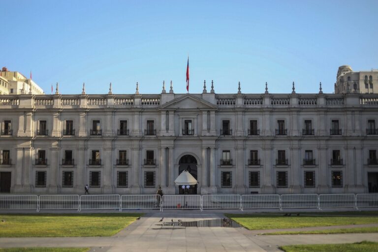 Nueva salida del Gobierno tras crisis por casa de Allende: Renuncia abogada del Segundo Piso que revisó documentación