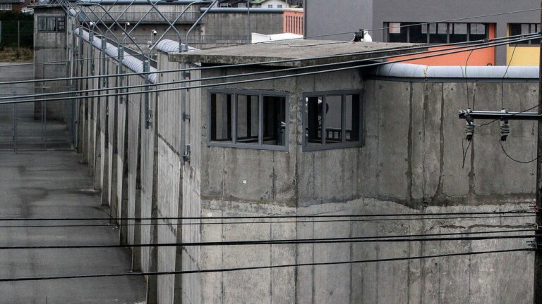 Cuatro reos intentaron fugarse desde la cárcel de Puerto Montt: Acción fue frustrada por gendarmes