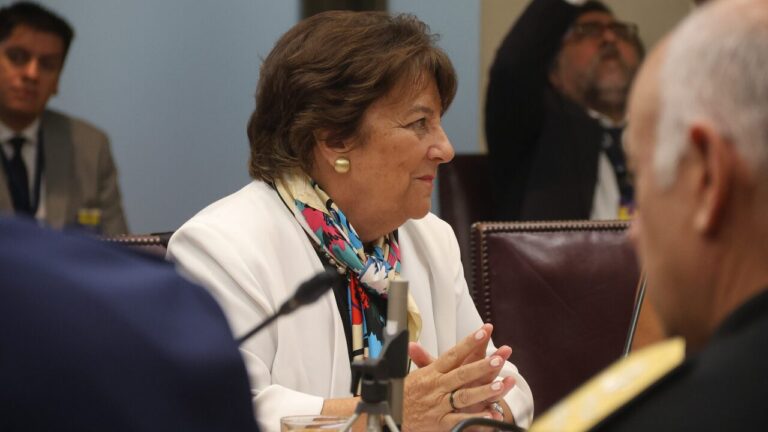 Ministra de Defensa viajará a Talcahuano para reunirse con familiares de los pescadores de la lancha 