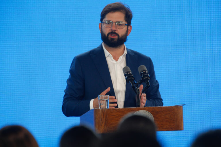 Boric critica a Trump por proteccionismo y lanza indirecta a Milei: “No vamos a andar ofreciendo criptomonedas”