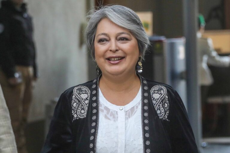 Jeannette Jara hace oficial su salida del Gobierno y comienza su campaña presidencial con un gesto a la familia Allende