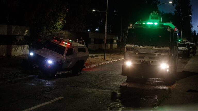 Carabinero de carro lanza gases es imputado por muerte de hinchas en el Monumental