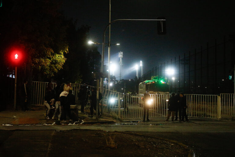 Movilización convocada por Garra Blanca por hinchas fallecidos en el Monumental termina en disturbios en Plaza Italia