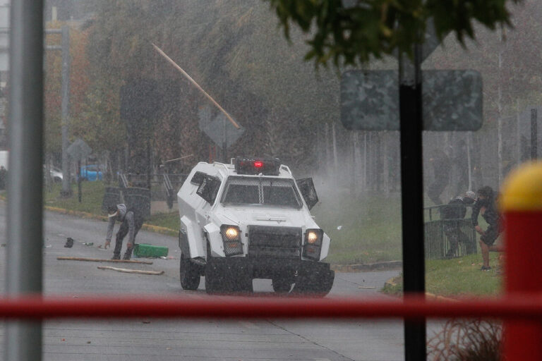 Fiscalía ordena nuevos peritajes a carro policial presuntamente involucrado en muerte de dos hinchas en el Monumental